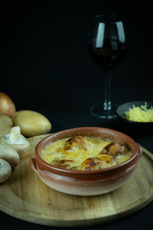 Ñoquis rellenos con salsa de champiñones
